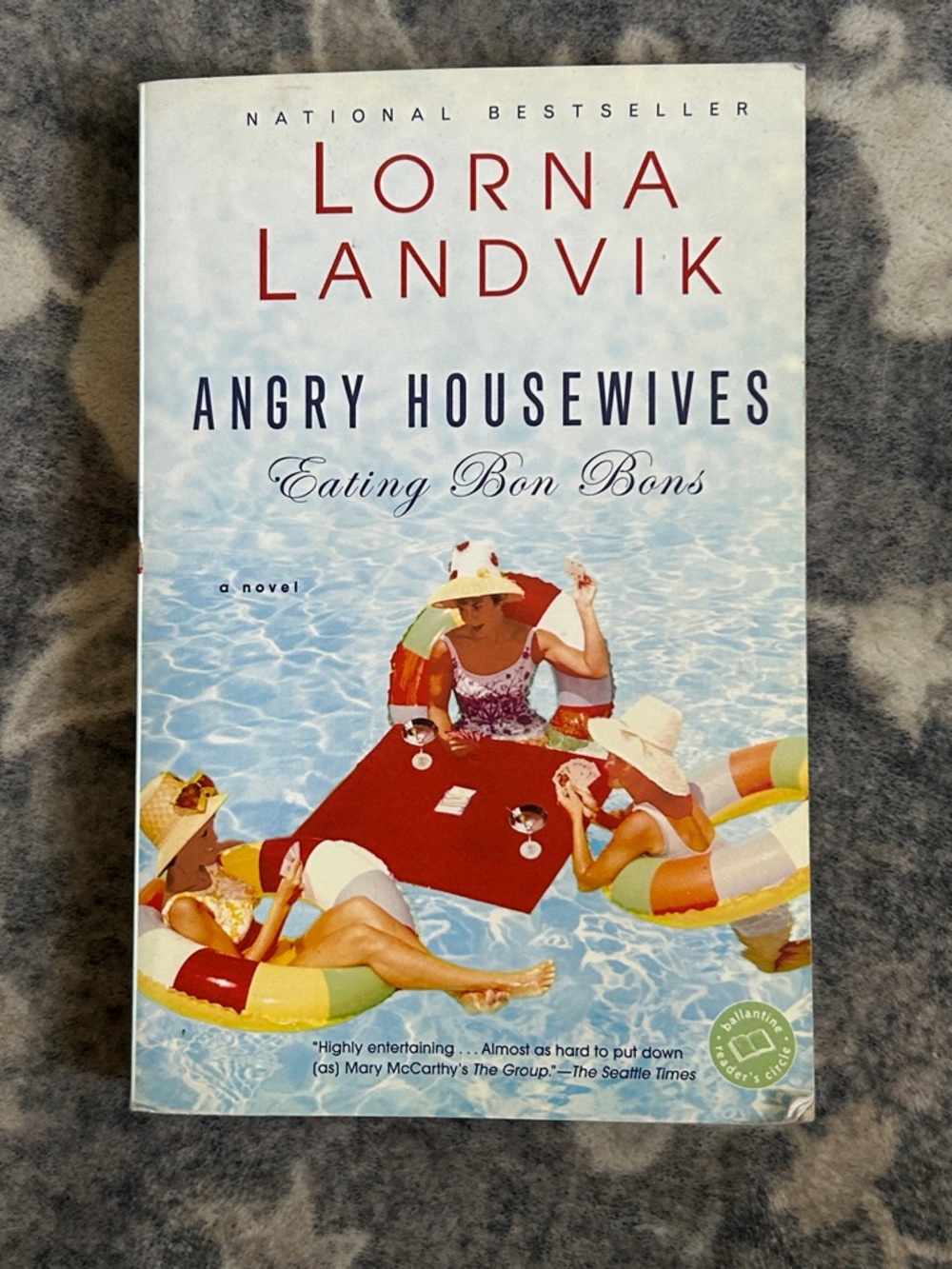 Lorna Landvik - Angry Housewives Eating Bon Bons (Paperback)